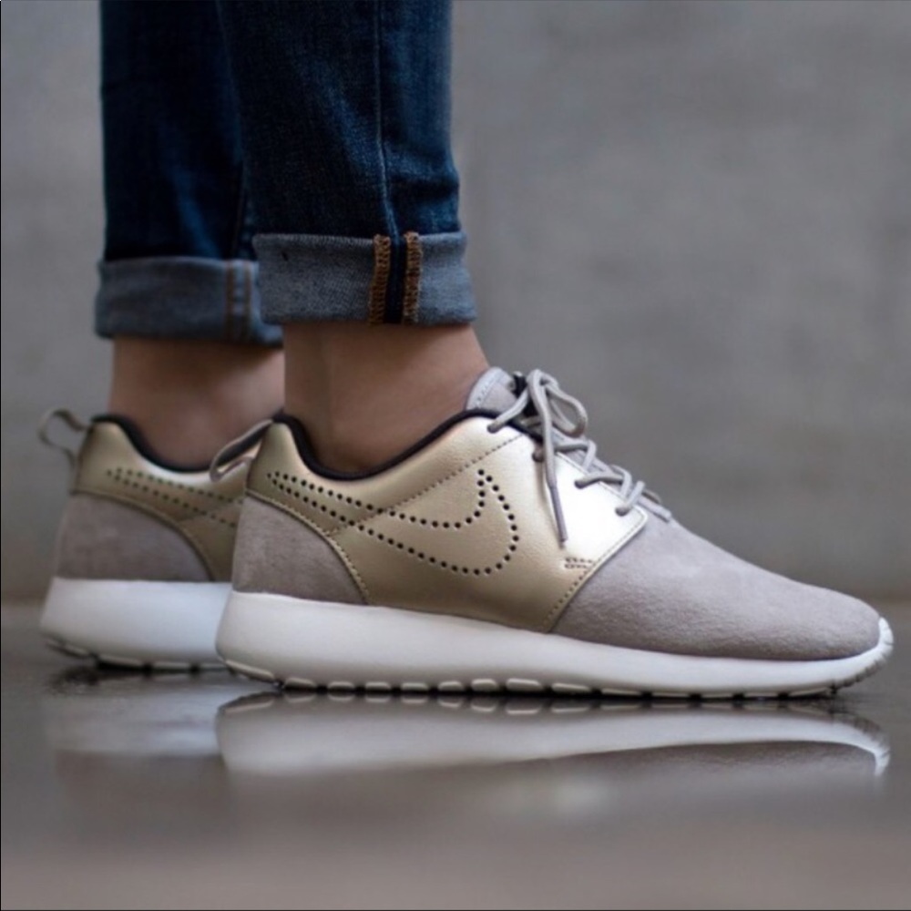 Nike Roshe Women’s 8.5 sneaker